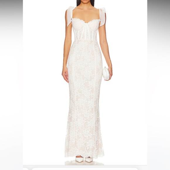 Romanza Gown in White Chantilly Lace V. Chapman - Picture 3 of 11